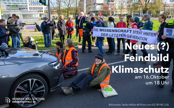 Bild zeigt Mitglieder der letzten Generation vor einem Auto mit der Beschriftung: Neues (?) Feindbild Klimaschutz am 16.Oktober um 18 Uhr